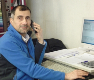 Munther Chole på telefon